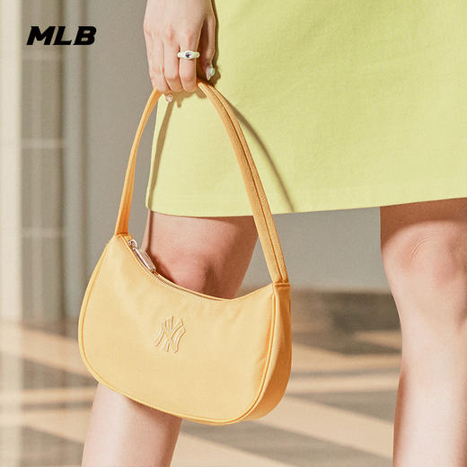 MLB  金属标hobo腋下包  
                    发货时效3-7天【种草号团购】 商品图3