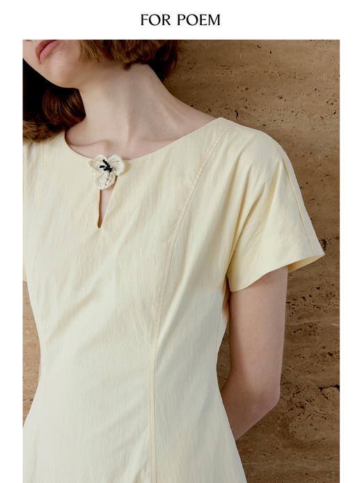 ForPoem 现货 25/SS原创设计拉菲草花朵装饰短袖收腰显瘦中长款连衣裙 商品图4