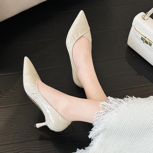 经典鲨2025年春季新品纯色优雅尖头浅口中细跟通勤高跟鞋女KW333-517021 商品图1