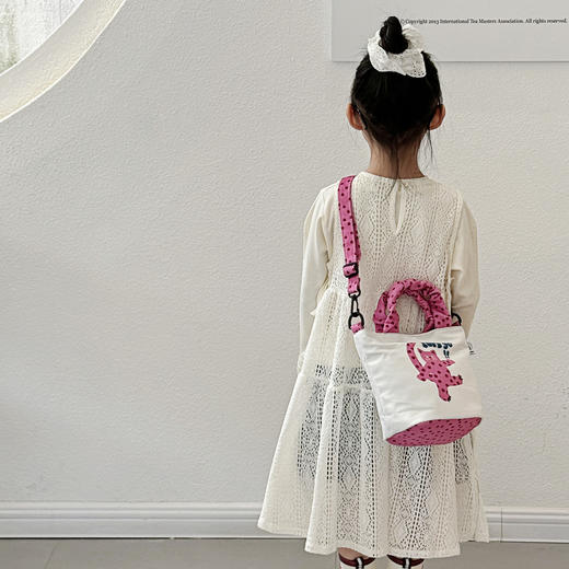 【精美包包丨儿童卡通可爱软萌水桶包】 造型和配色非常好看，走线做工精细，容量也很大，出门装点小零食纸巾，更多的是版型可爱又百搭，一年四季都是搭配中的绝绝子~ 商品图7