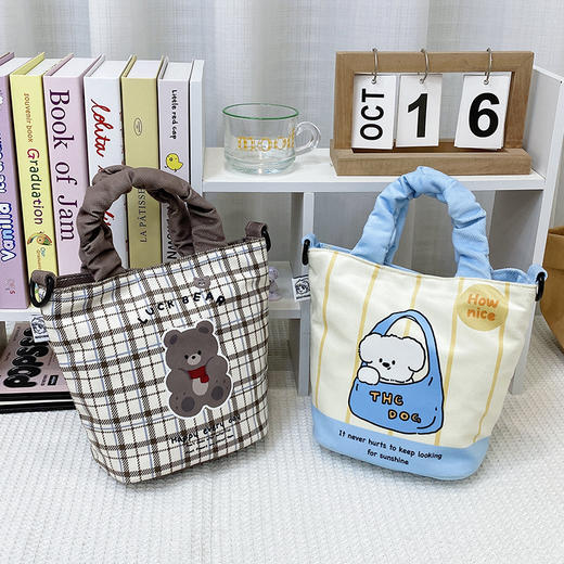 【精美包包丨儿童卡通可爱软萌水桶包】 造型和配色非常好看，走线做工精细，容量也很大，出门装点小零食纸巾，更多的是版型可爱又百搭，一年四季都是搭配中的绝绝子~ 商品图1