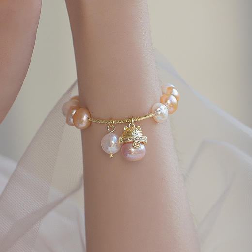 【超美❗️吉祥猫淡水珍珠手链】颗颗水润细腻，财纳福气满满，女ins巴洛克异形珍珠镀14K金简约设计手饰手镯 商品图3