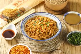  一碗热干面，半部江城史 