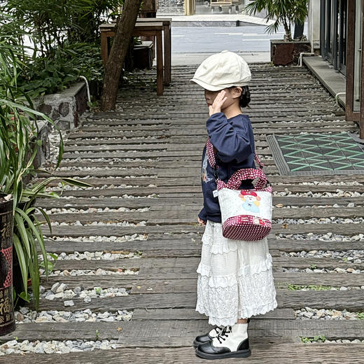 【精美包包丨儿童卡通可爱软萌水桶包】 造型和配色非常好看，走线做工精细，容量也很大，出门装点小零食纸巾，更多的是版型可爱又百搭，一年四季都是搭配中的绝绝子~ 商品图6