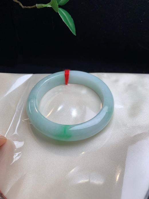 612571，55.8飘绿手镯，底子细腻干净，飘几抹阳绿色 商品图2