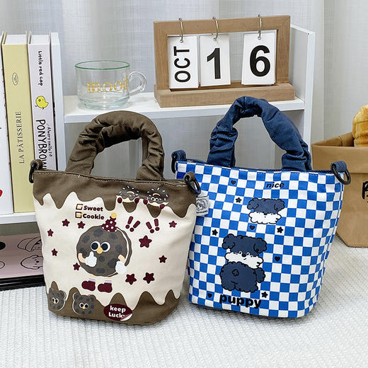 【精美包包丨儿童卡通可爱软萌水桶包】 造型和配色非常好看，走线做工精细，容量也很大，出门装点小零食纸巾，更多的是版型可爱又百搭，一年四季都是搭配中的绝绝子~ 商品图2