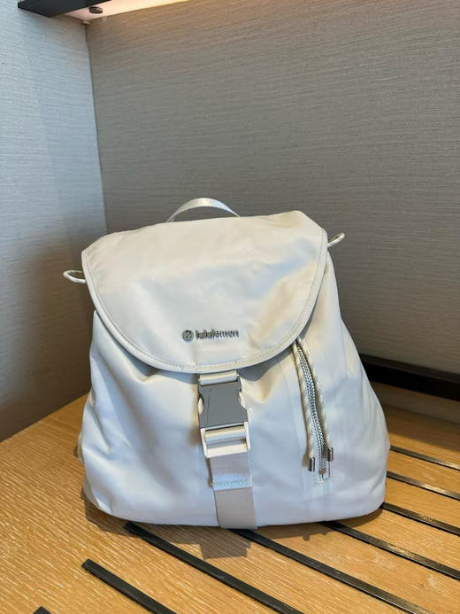 外贸原单露露抽绳水桶包  这次容量是10L 日常使用完全足够。两个色 商品图6