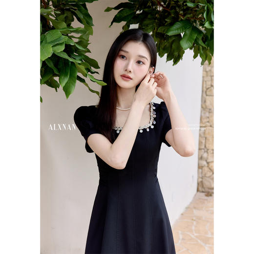 鹿向南「缱绻海风」黑色短袖连衣裙2025夏装新款时尚收腰长裙女 商品图0