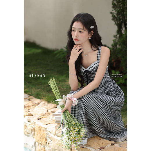 鹿向南「miu系千金」黑白格蕾丝边连衣裙女夏新款设计感吊带长裙 商品图3