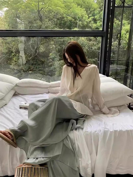 姹弥Charming · 褶皱流光裙裤 ，轻薄如纱 、滑如绸缎、 垂坠灵动、 飘逸有型，微微泛着珠光，走起路来自带仙气！ 商品图6