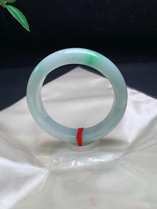 612571，55.8飘绿手镯，底子细腻干净，飘几抹阳绿色 商品图3