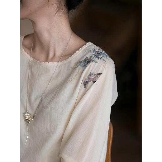 牧衣游原创 手工刺绣100支新疆棉套头衫女简约百搭圆领上衣 霁雨 商品图1