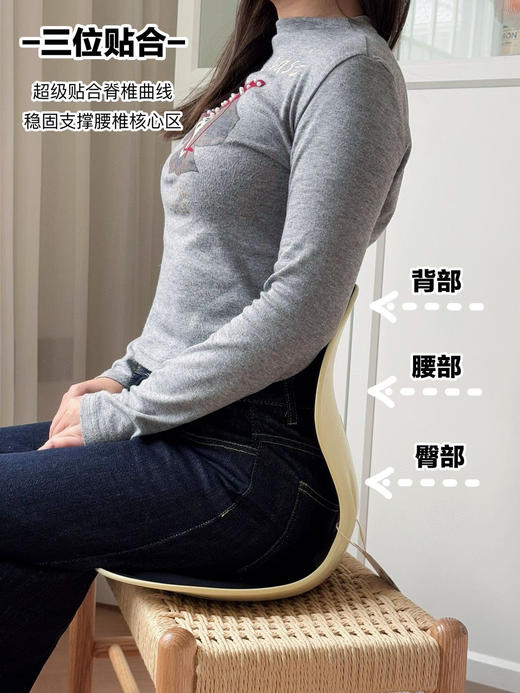 专门为“久坐人群”设计‼ 人体工学环抱设计【四维立体护腰坐垫】它就像一双温柔的手托住你的腰部牵引向上 自然弧度， 坐上它自然而然腰背挺直，舒缓腰部压力~ 商品图3