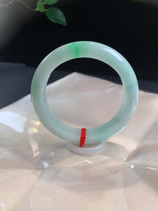 612571，55.8飘绿手镯，底子细腻干净，飘几抹阳绿色 商品图0