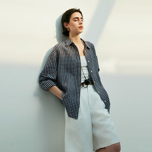 棉仓362604041-初棉亚麻色织格纹方领宽松藏青白格子衬衫 商品图0