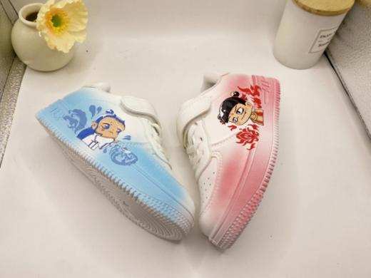 💯【2025四季款儿童高品质哪吒敖丙软底小白鞋】欢乐童年 🌸，岁愿相伴 👏✅除了良好的品质保证， 💥主打潮流设计，打造潮童新时尚，🔥还提供1个月的质保服务，请放心选购。 商品图4