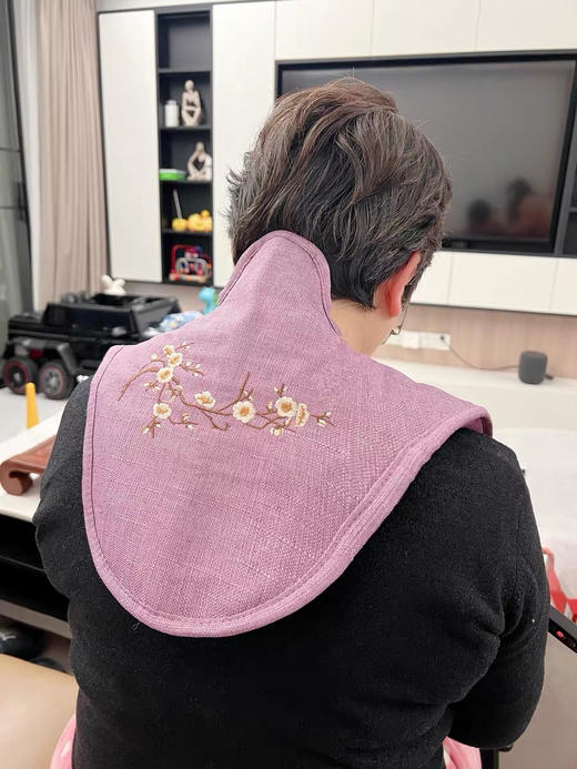 【艾漫海盐披肩热敷包】🌿随身的“行走按摩师”✅开团只要59！！！ 限时赠送 两张艾草贴和一张穴位图！🌟2档定时，3档调温 蒸汽熏蒸，放松肌肉 🌟礼盒包装 自用 送长辈送领导🎁仪式感满满！！！ 商品图4