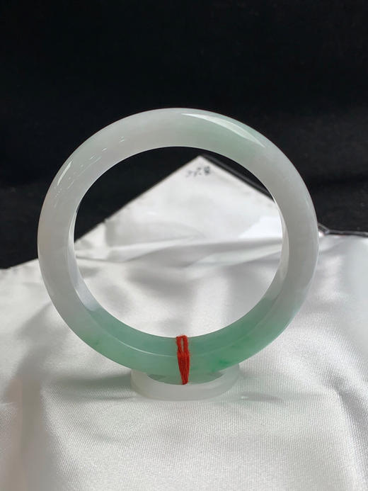 612594，53.6圈口，飘绿正圈平安镯，窄条秀气条形，白底飘一截绿 商品图3