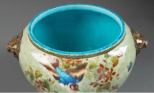 独角鹿西洋古董 19世纪法国陶艺大师Théodore Deck签名出品东方风格赤铜兽首双耳装饰飞鸟奇花主题彩釉花盆 商品图2