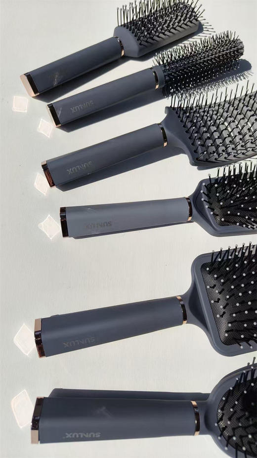 SUNLUX原单正品6件套灰色质感气囊梳空气梳套装
官网单件售价8.94美金，6件套53美金，合计人民币384元 商品图6