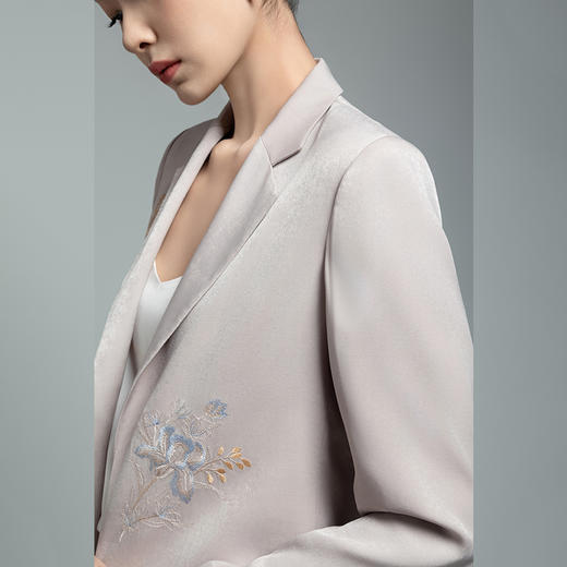 郭培成衣品牌【“药”爱自己】新中式刺绣图案休闲西服套装 商品图4