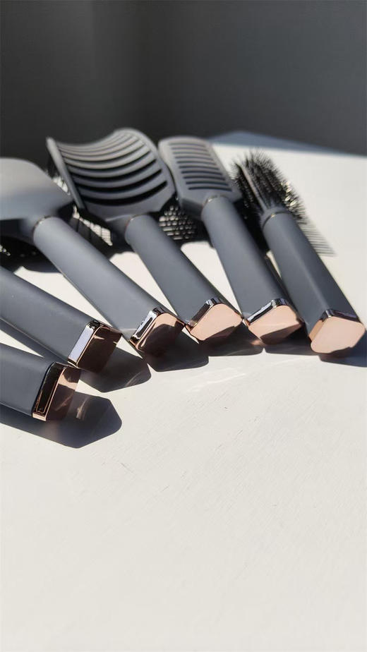 SUNLUX原单正品6件套灰色质感气囊梳空气梳套装
官网单件售价8.94美金，6件套53美金，合计人民币384元 商品图10