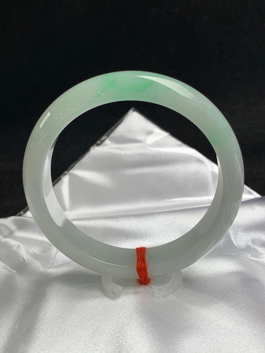 612585，56.8圈口，糯化飘绿正圈平安镯，淡底色甜绿花，条形秀气，整体清爽，水润细腻 商品图0