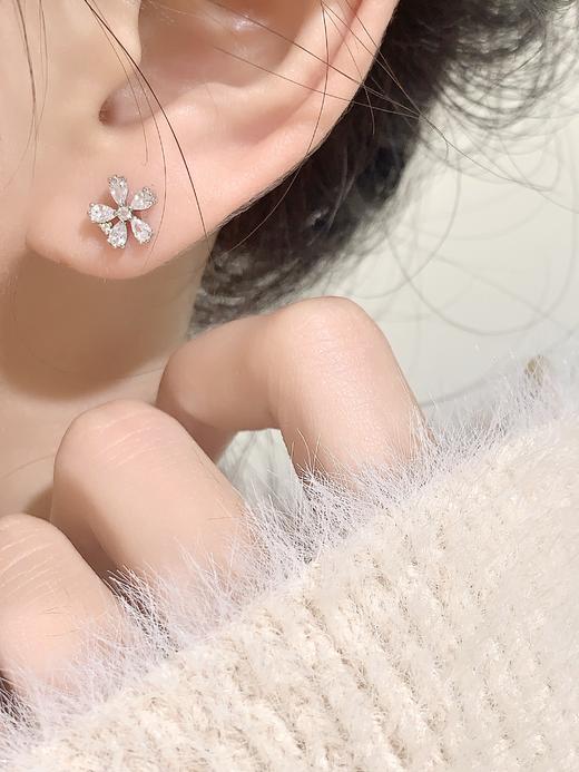 卡蒂罗/KADER 纯白茉莉耳钉 春夏穿搭一路生花经典五瓣花满镶闪钻优雅气质仙气款纯银耳饰 璀璨闪耀小香风配饰 商品图3