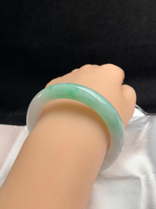 612594，53.6圈口，飘绿正圈平安镯，窄条秀气条形，白底飘一截绿 商品图4