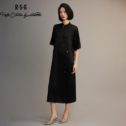 不对称盘扣装饰暗纹流光连衣裙 商品图1