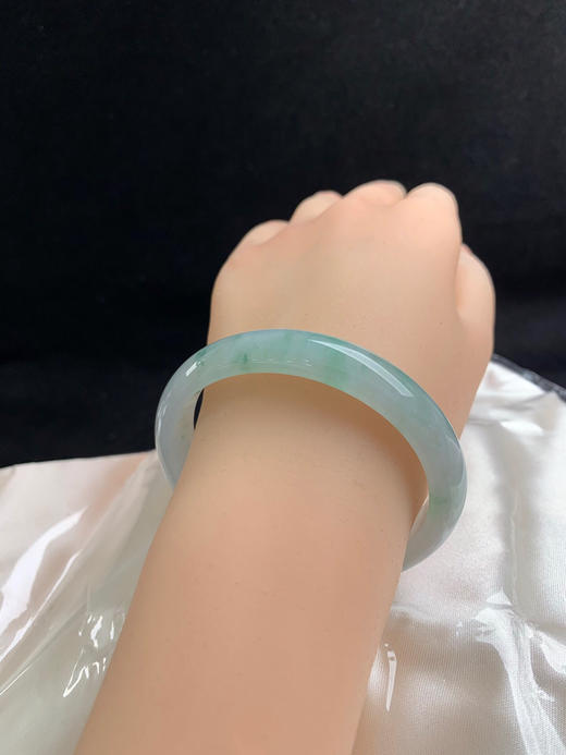 612588，57圈口，糯冰飘花贵妃手镯，飘甜绿花色，水头好，清爽秀气 商品图4