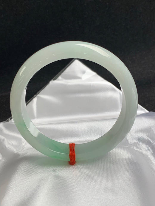 612585，56.8圈口，糯化飘绿正圈平安镯，淡底色甜绿花，条形秀气，整体清爽，水润细腻 商品图3