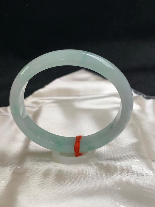 612588，57圈口，糯冰飘花贵妃手镯，飘甜绿花色，水头好，清爽秀气 商品图3