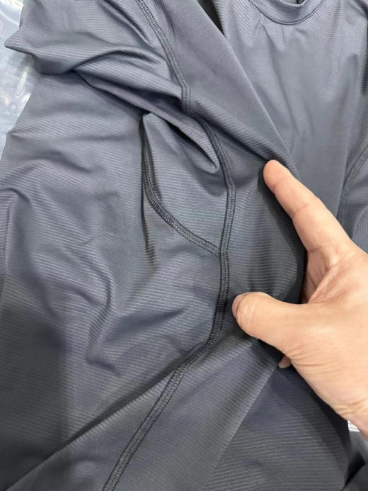 正品港版凯乐石 H8 速干长袖打底T恤

upf 50+ 紫外线阻隔率≥95%

腋下拼接裁剪 高强度运动贴合曲线

S M L XL XXL 黑色 

原价990港元 商品图5