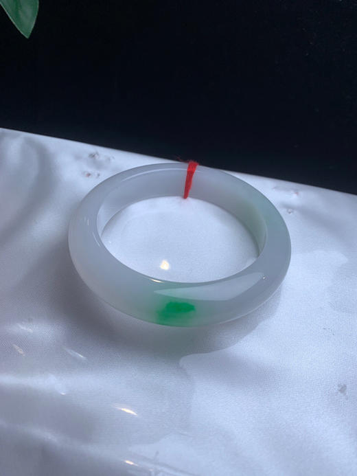 612584，55.2飘阳绿手镯，清新干净的白底，飘一抹阳绿色，清爽秀美 商品图2