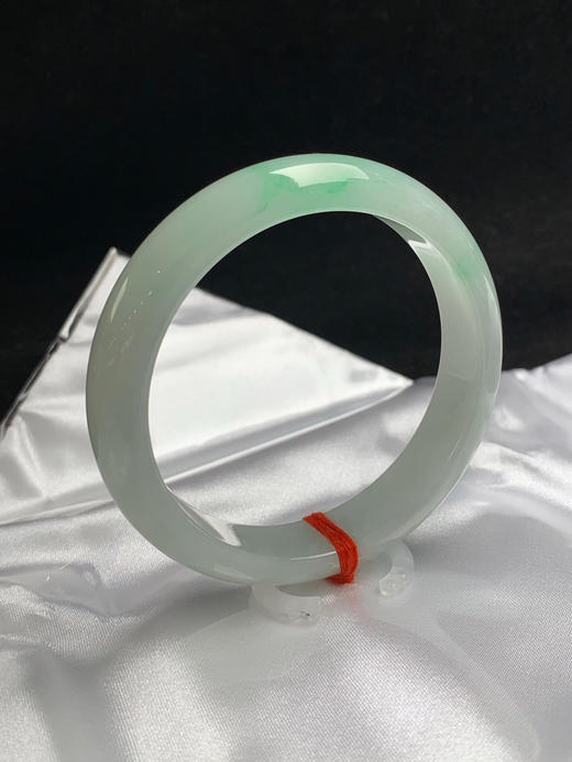 612585，56.8圈口，糯化飘绿正圈平安镯，淡底色甜绿花，条形秀气，整体清爽，水润细腻 商品图1