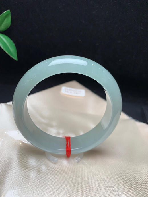 612581，56.3冰晴底宽版手镯 ，版型好，整条带晴底。冰透均匀。带了几点特色撒金。 商品图2