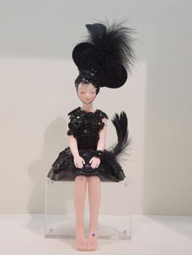 郭玲《夏娃》坐姿然女孩