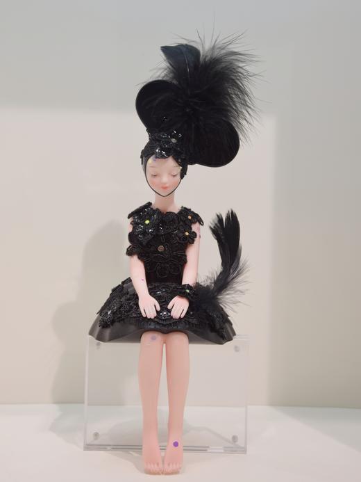 郭玲《夏娃》坐姿然女孩 商品图0