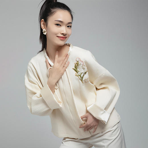 郭培成衣品牌【“药”爱自己】原创中草药刺绣珠光感压褶休闲外套 商品图1