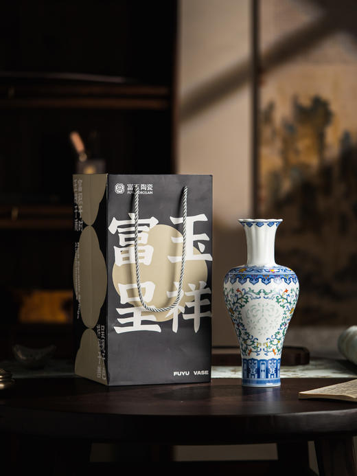 富玉景德镇陶瓷花瓶中式青花玲珑客厅插花高档家居摆件花蝶锦绣瓶 商品图0