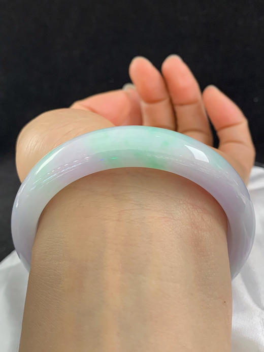 612586，58.5圈口，细糯春彩正圈平安镯，细糯有水，紫底飘绿 商品图4