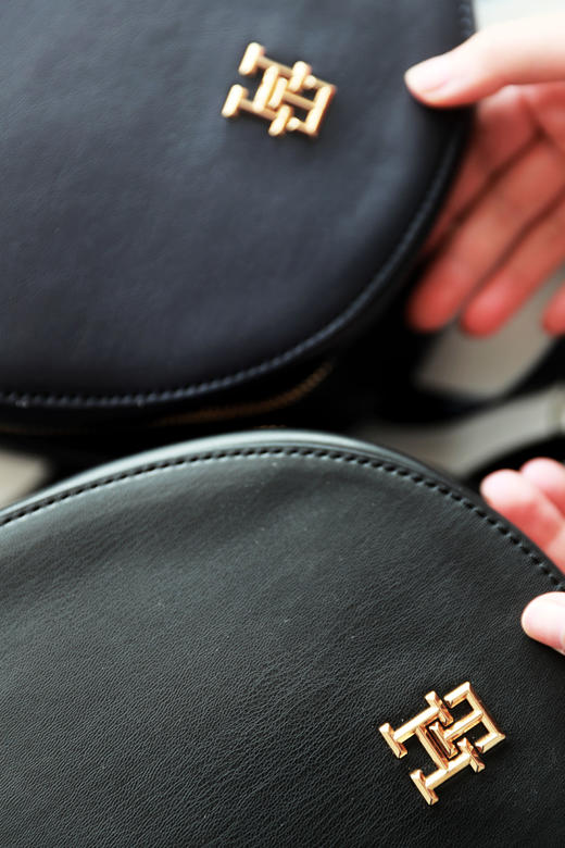 颜值已拉满，金属标双肩包。黑色+藏青色大容量学院风包包C040266 商品图1