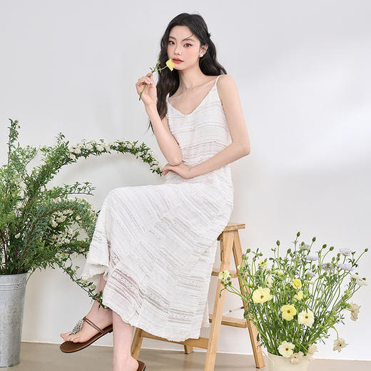 【肌理感蕾丝】经典优雅V领吊带连衣裙女春夏收腰长裙V0550120 商品图0