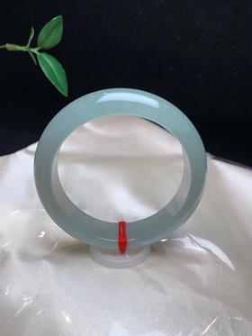 612581，56.3冰晴底宽版手镯 ，版型好，整条带晴底。冰透均匀。带了几点特色撒金。