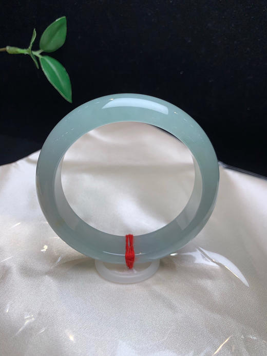 612581，56.3冰晴底宽版手镯 ，版型好，整条带晴底。冰透均匀。带了几点特色撒金。 商品图0