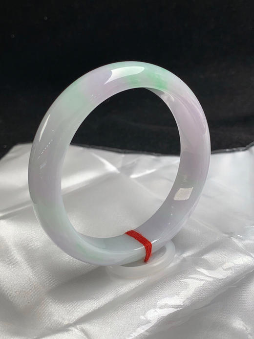 612586，58.5圈口，细糯春彩正圈平安镯，细糯有水，紫底飘绿 商品图1