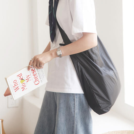 【自营】杜邦纸系列卷卷挎包   休闲斜挎包褶皱包 商品图2