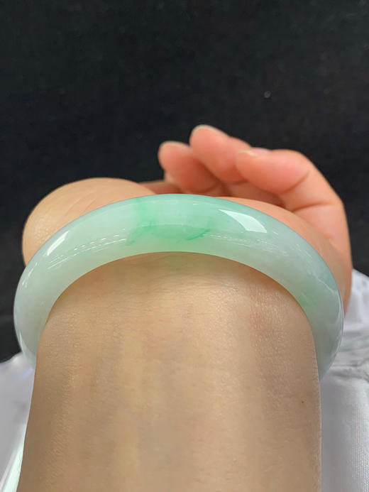 612585，56.8圈口，糯化飘绿正圈平安镯，淡底色甜绿花，条形秀气，整体清爽，水润细腻 商品图4