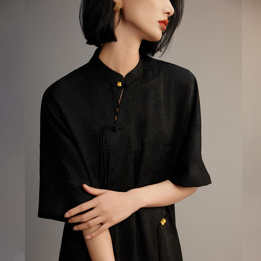 不对称盘扣装饰暗纹流光连衣裙 商品图2